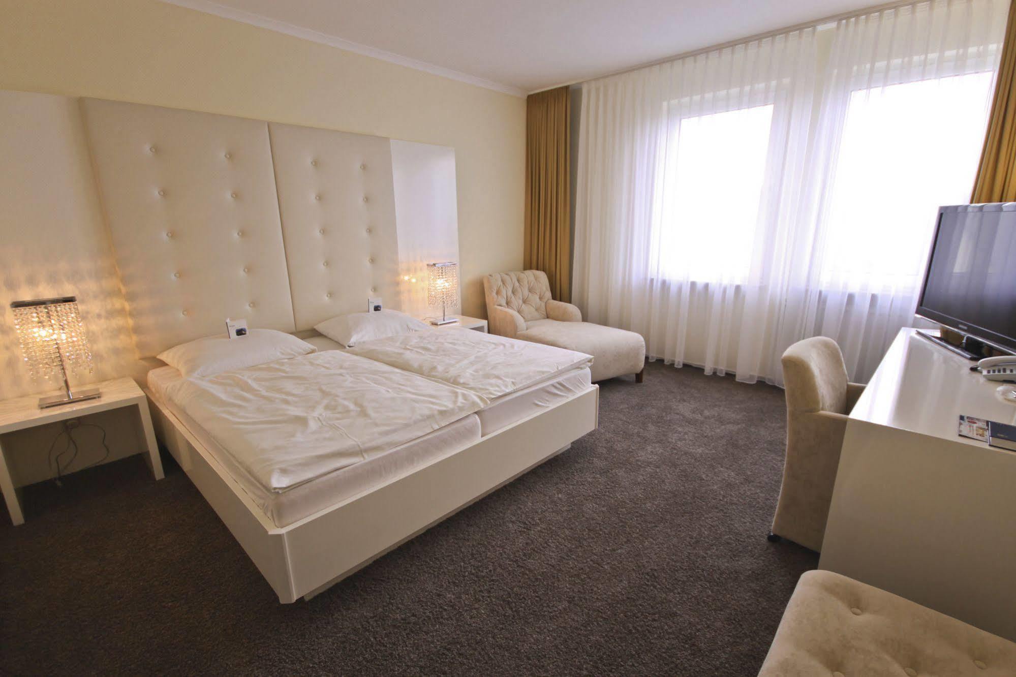 Hotel-Restaurant Zur Krone Löhnberg Стая снимка